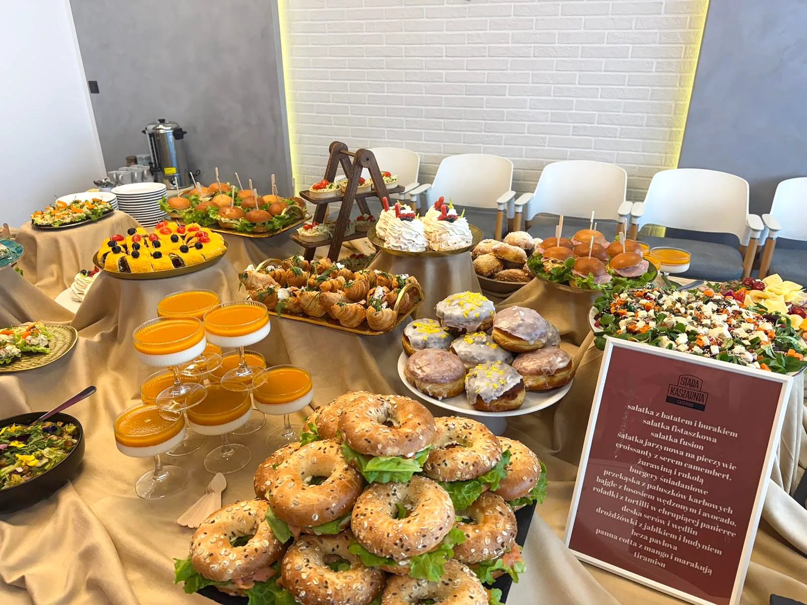 Bufet śniadaniowy z menu, bajgle, panna cotta i croissantami