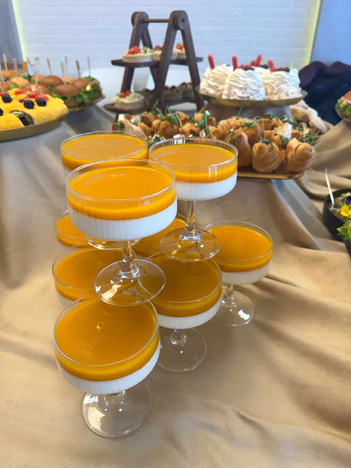 Panna cotta z mango i marakują w eleganckich kieliszkach