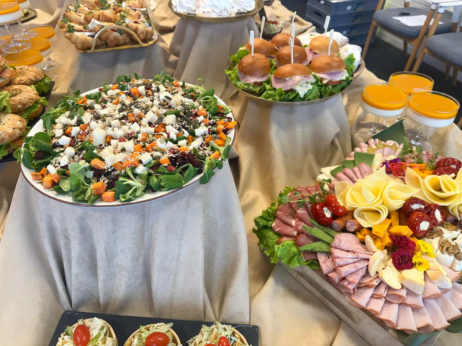 Sałatka z batatem i burakiem, deska wędlin i serów, mini burgery