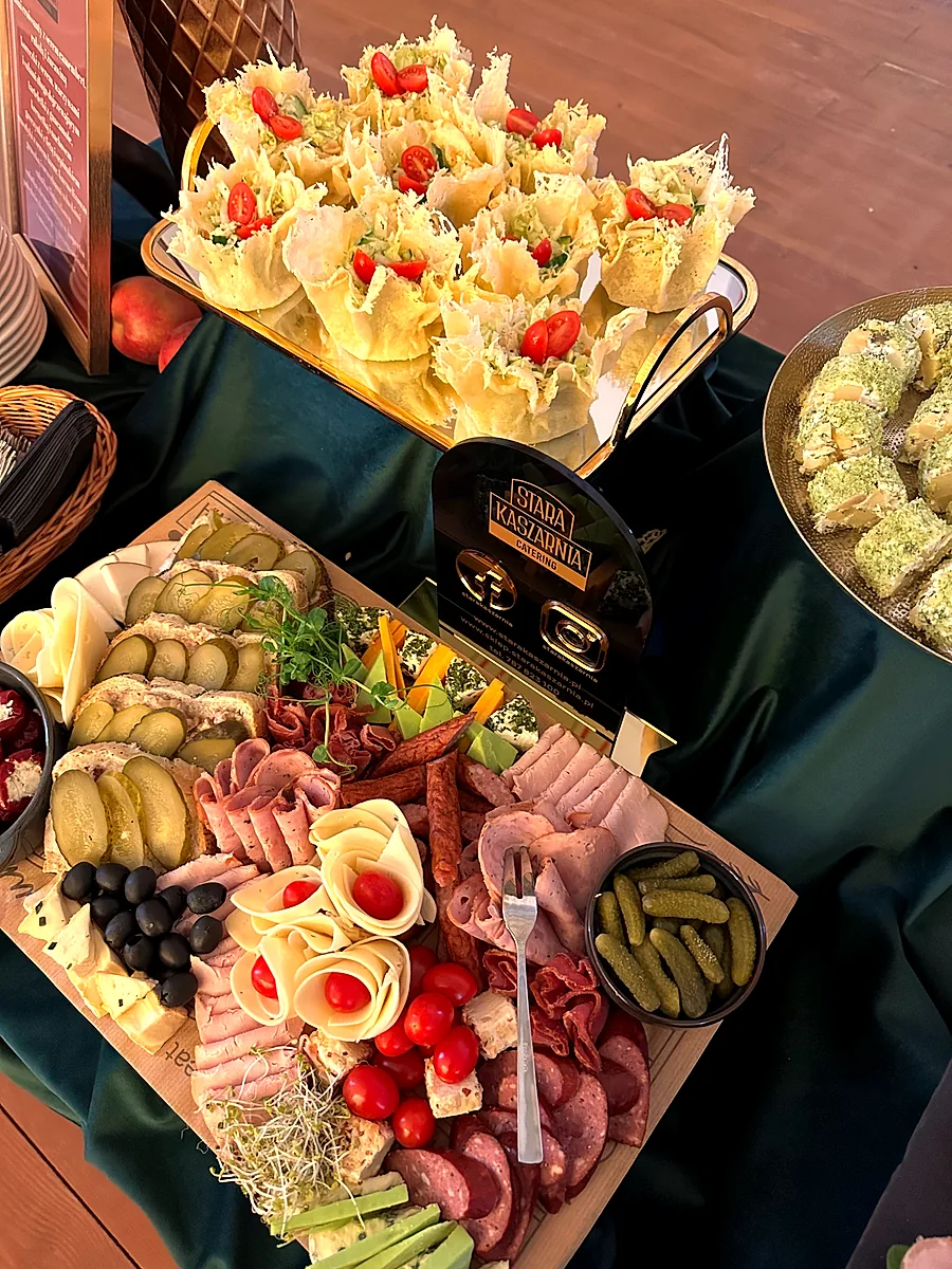 Deska wędlin i serów z koszyczkami na zamku w Człuchowie