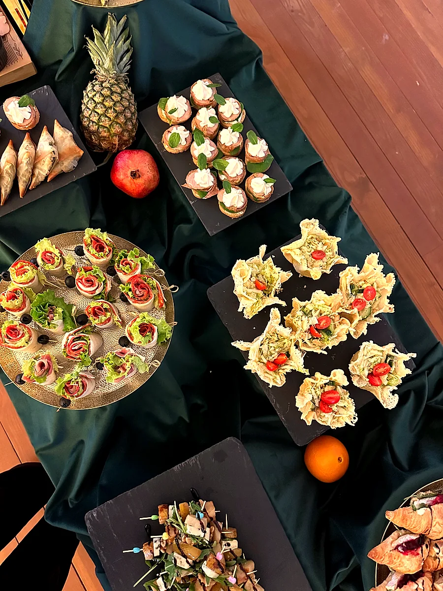 Koszyczki z ciasta filo i roladki na cateringu w Człuchowie