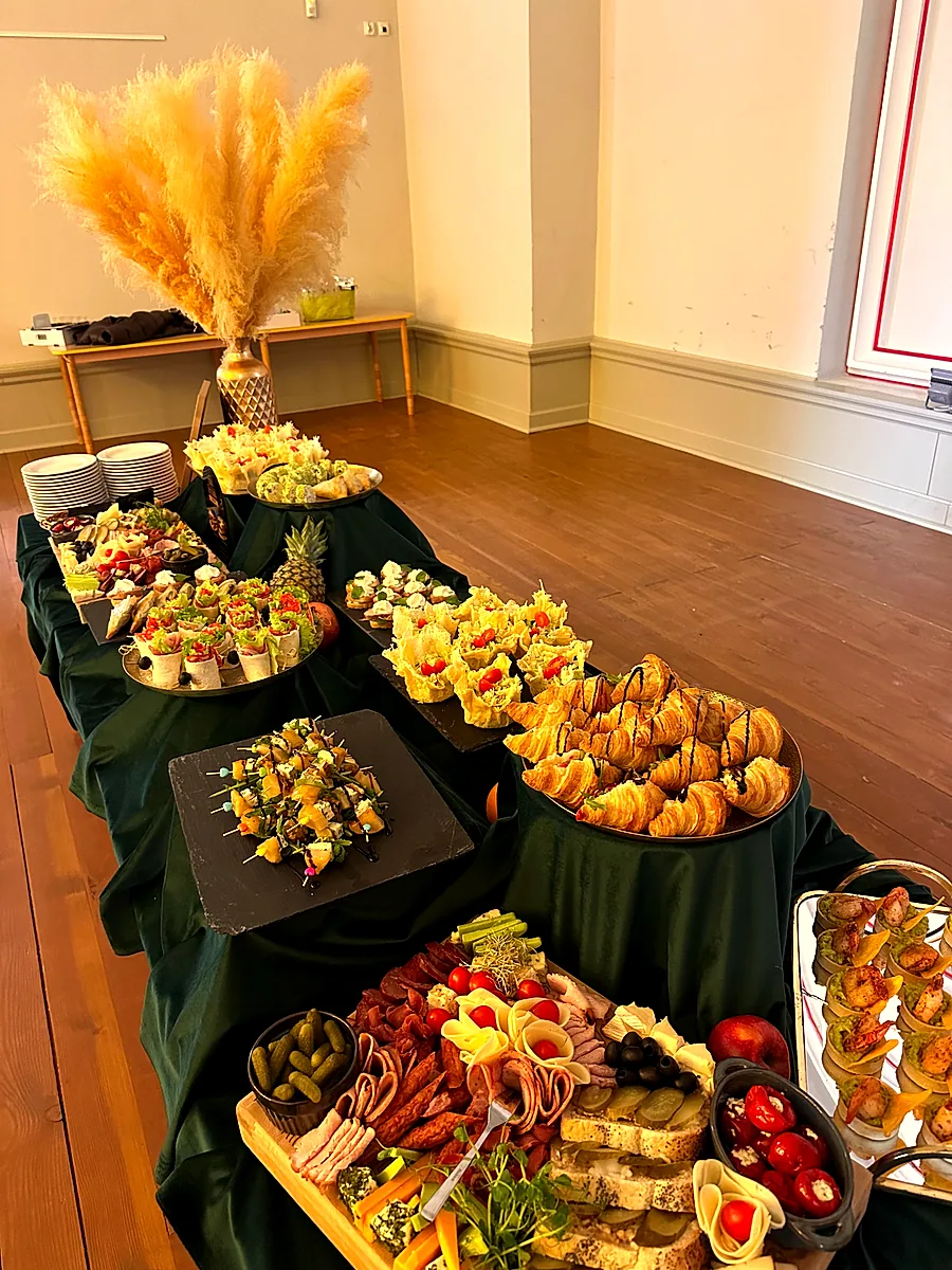 Stół bankietowy z cateringiem na zamku krzyżackim w Człuchowie